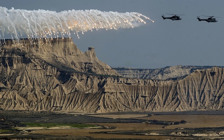 Imágenes de archivo de unas pruebas militares en Bardenas. (Jagoba MANTEROLA / ARGAZKI PRESS)