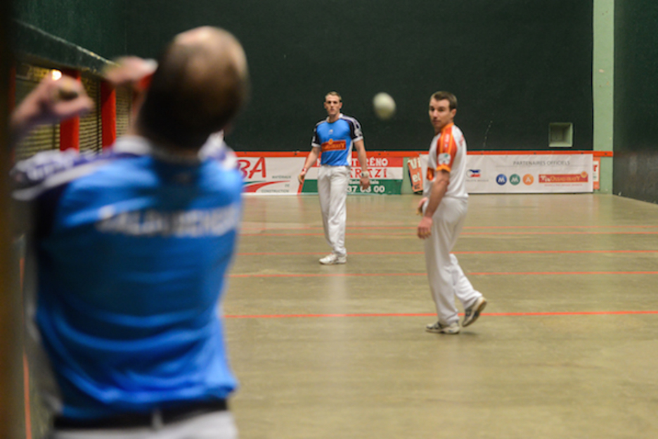 La paire Inchauspé/Saldubéhère (en bleu) a battu ses adversaires 40 à 27 - © Isabelle Miquelestorena