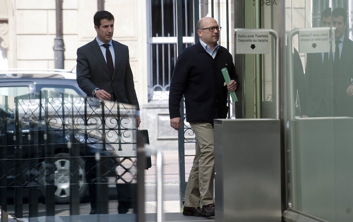 El principal imputado, Alfredo de Miguel, llega al Parlamento de Gasteiz para comparecer en la comisión de investigación del caso en 2011. (Raúl BOGAJO/ARGAZKI PRESS)