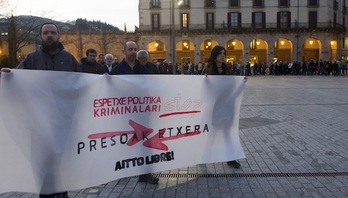 Alberto Plazaola oñatiarraren herrian manifestazioa egin dute. (Raul BOGAJO/ARGAZKI PRESS)
