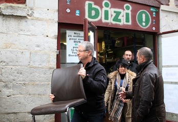 Aulkiak Biziren egoitzatik atera zituzteneko unea. (Bob EDME / ARGAZKI PRESS)