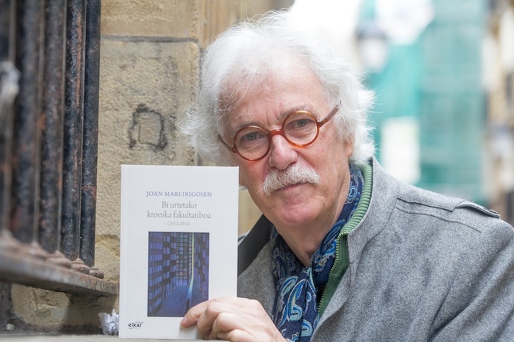 Joan Mari Irigoien, ‘Bi urtetako kronika fakultatiboa’ lanarekin. (Juan Carlos RUIZ/ARGAZKI PRESS)