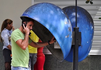 Un cubano llama desde una cabina telefónica de La Habana. (Yamil LAGE/AFP PHOTO)