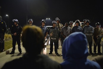 Protestas de esta madrugada en Ferguson. (Michael B. THOMAS / AFP)