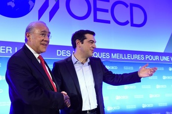 El primer ministro griego, Alexis Tsipras, junto a Ángel Gurría, secretario general de la OCDE. (Eric FEFERBERG/AFP PHOTO)