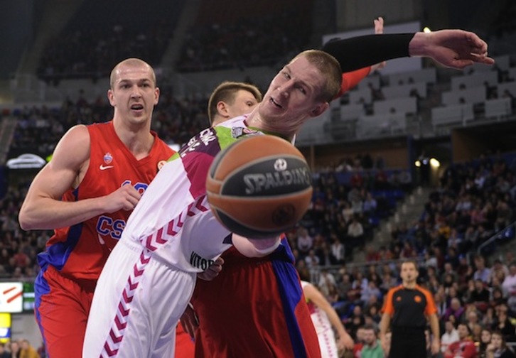 Un lance del encuentro entre los cuadros ruso y gasteiztarra. (Ander GILLENEA/AFP PHOTO) 