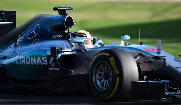 El piloto de Mercedes Lewis Hamilton entrena en el circuito de Melbourne. (Mal FAIRCLOUGH/AFP)