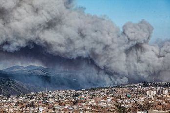 El humo del incendio sobre la ciudad de Valparaíso.. (Francesco DEGASPERI / AFP)