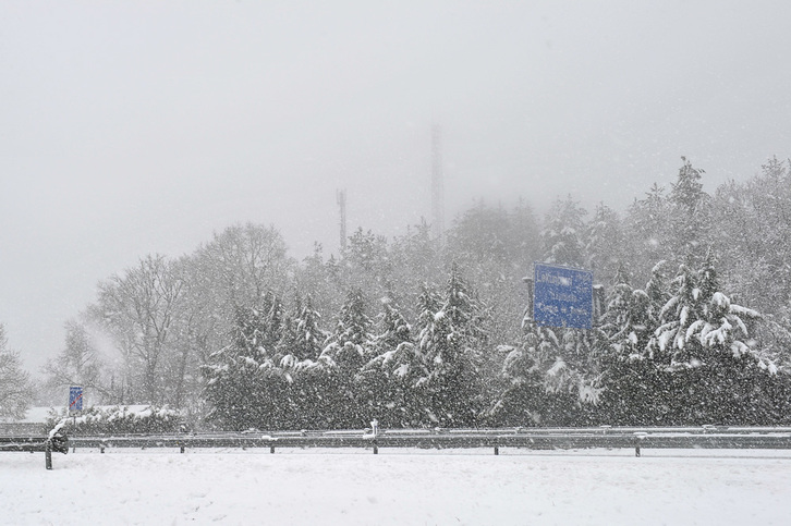La nieve ha causado problemas en Leitzaran. (Idoia ZABALETA / ARGAZKI PRESS)