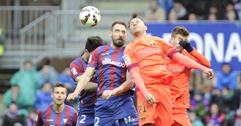 Eibarrek ez du etsi Bartzelona guzti ahaldunaren aurrean. (Jon URBE/ ARGAZKI PRESS)