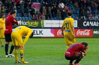 Jugadores de Osasuna se lamentan al final del partido. (Iñigo URIZ / ARGAZKI PRESS)