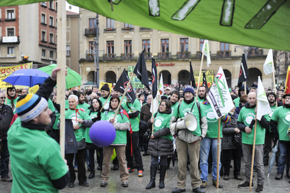 Lurraren defentsan ari diren kolektiboak Iruñean. 
