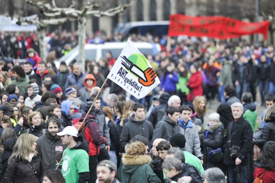 AHTren aurkako banderola Iruñean.