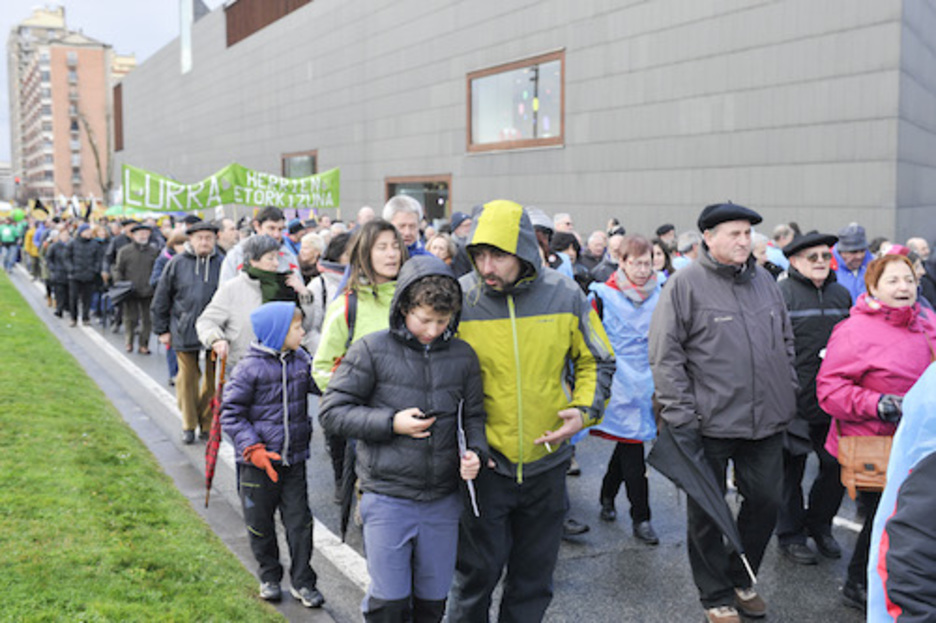 ‘Lurra, herrien etorkizuna’ atzeko pankartan.