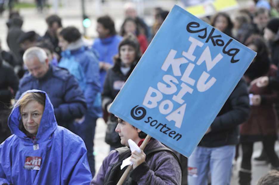 Eskola inklusiboaren aldarria Sortzenen afitxa honetan.