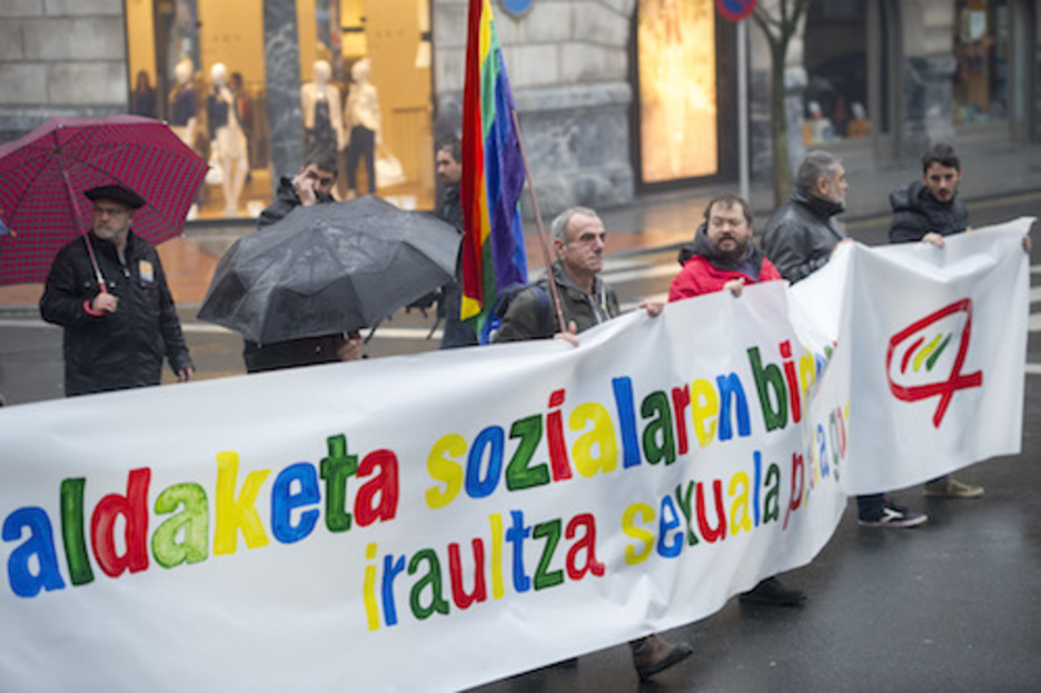 Askapen sexualaren alde eta LGTBen eskubideen defentsan ari direnen pankarta.