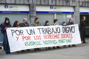 Protesta realizada el pasado lunes frente a la sede de Lanbide en Barakaldo. (Marisol RAMIREZ / ARGAZKI PRESS)