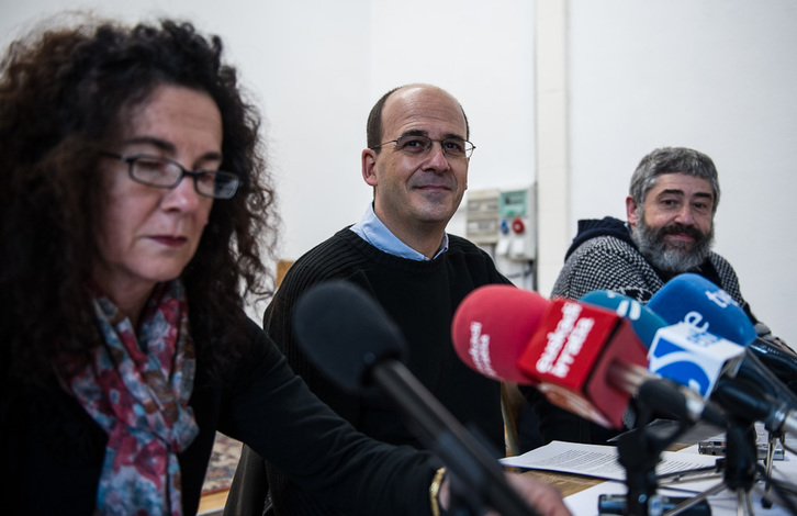 Kontuz ha ofrecido una rueda de prensa en Katakrak. (Jagoba MANTEROLA / ARGAZKI PRESS)