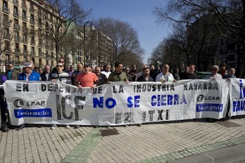 Trabajadores de Faurecia se concentraron el pasado 13 de febrero frente al Parlamento de Nafarroa. (Iñigo URIZ / ARGAZKI PRESS)