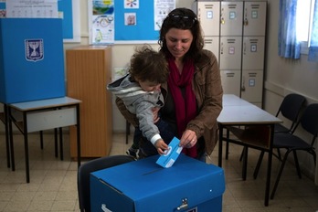 Una mujer deposita su voto en un colegio electoral de Jerusalén. (Menahem KAHANA/AFP PHOTO)