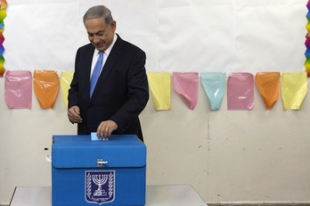 El primer ministro israelí, Benjamin Netanyahu, ha votado en Jerusalén. (Sebastian SCHEINER/AFP PHOTO)