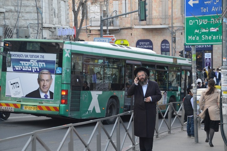 Propaganda electoral en un autobús en el Jerusalén ocupado. (Asier VERA)