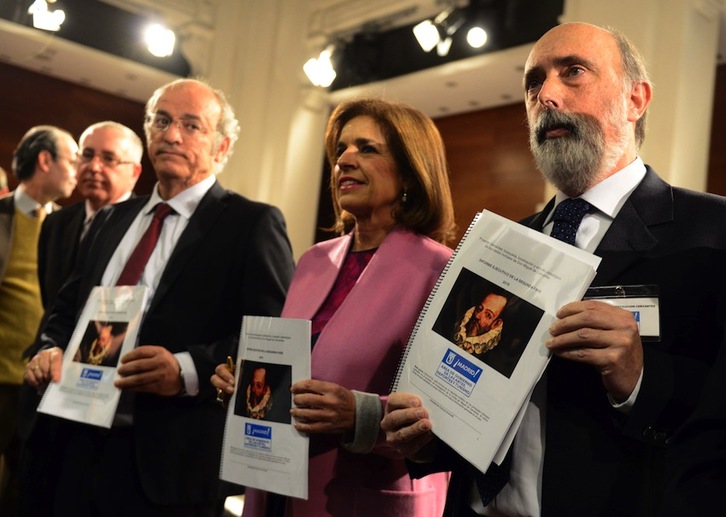 Pedro Corral, Ana Botella y Paco Etxeberria, en la presentación de los resultados de la investigación sobre Cervantes. (Gerard JULIEN/AFP)