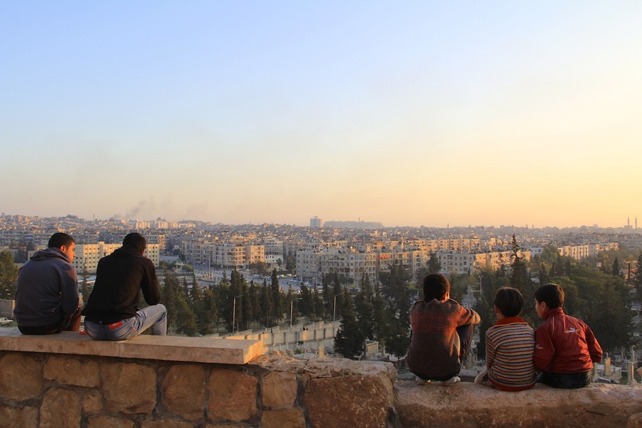 Los jóvenes de Sheikh Maqsoud, situado en lo alto de una colina en Alepo, se reúnen para ver la guerra en directo. (David MESEGUER) 
