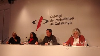 Familiares, amigos y abogados de José Antúnez Becerra durante la rueda de prensa de esta mañana. (NAIZ.EUS)