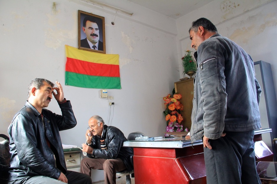 Políticos kurdos en el Ayuntamiento de Cindirese. (David MESEGUER)