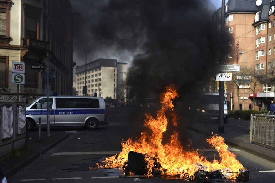 Las columnas de humo se han extendido por la ciudad alemana. (Odd ANDERSEN / AFP)