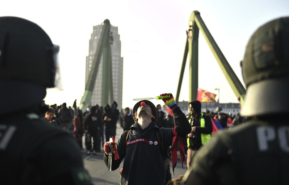 Distintas formas de protesta frente a la Policía. (Odd ANDERSEN 7 AFP)