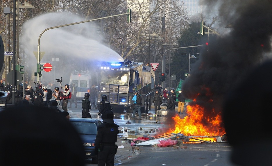La Policía alemana ha utilizado mangueras de agua frente a las protestas. (Daniel ROLAND / AFP)