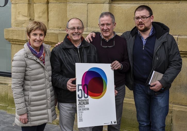 Juan Karlos Izagirre, junto a Xabier Paya y organizadores, en el acto de presentación del Jazzaldia. (Gorka RUBIO / ARGAZKI PRESS)