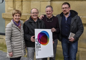 Juan Karlos Izagirre, junto a Xabier Paya y organizadores, en el acto de presentación del Jazzaldia. (Gorka RUBIO / ARGAZKI PRESS)