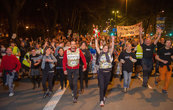 Iñaki Soto GARAko zuzendaria eta Maider Iantzi, 18. edizioan jarraipena egiten ari zen bitartean lekukoarekin, GARA eta NAIZeko lankideekin. (A.C. / A. P.)