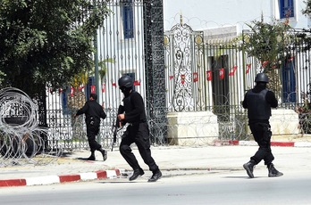 Policías rodean el Parlamento de Túnez. (Fethi BELAID / AFP)