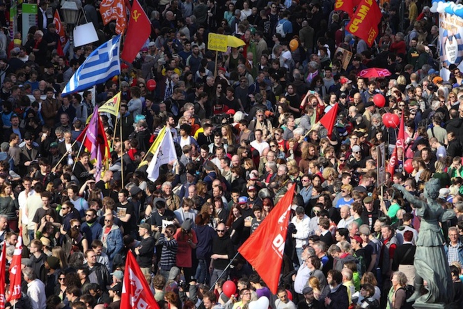 Multitudinaria protesta porlas calles de Frankfurt. (Daniel ROLAND / AFP)
