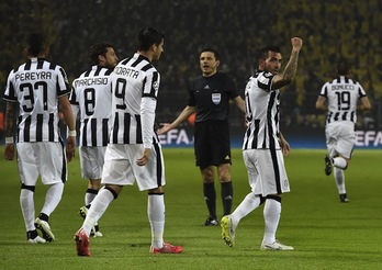Tévez celebra uno de sus goles en Dortmund. (Tobias SCHWARZ / AFP)