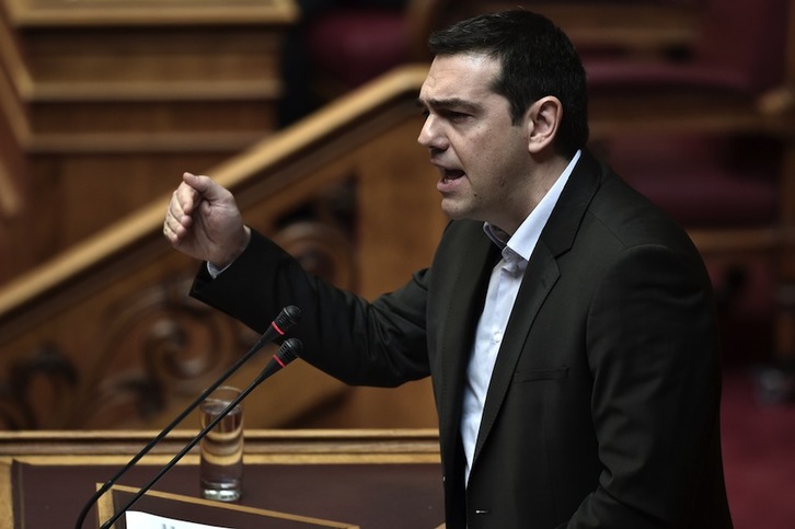 El primer ministro griego, Alexis Tsipras, en su intervención en el Parlamento. (Aris MESSINIS / AFP)