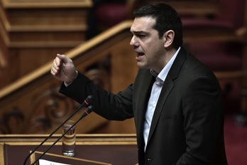 El primer ministro griego, Alexis Tsipras, en su intervención en el Parlamento. (Aris MESSINIS / AFP)