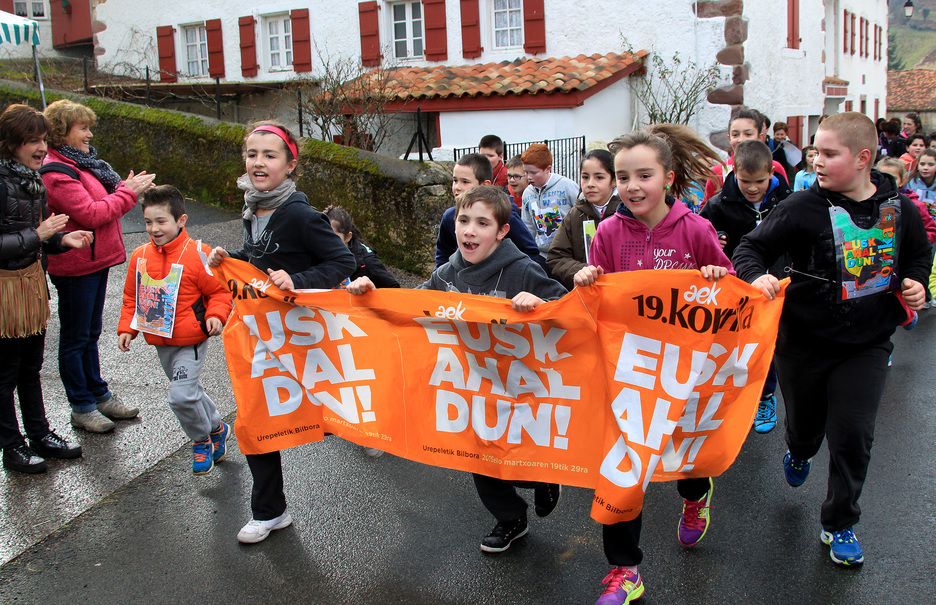 C'est parti pour la Korrika des enfants, encouragés par les parents - © Bob Edme