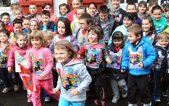 Une soixantaine d'enfants étaient réunis pour la Korrika Ttipi - © Bob Edme