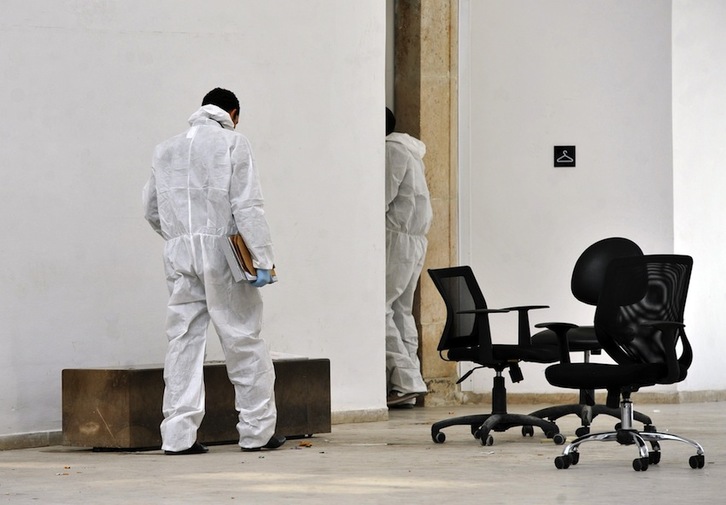 Dos forenses examinan el lugar del ataque. (Fethi BELAID / AFP) 