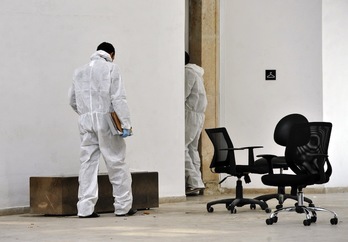 Dos forenses examinan el lugar del ataque. (Fethi BELAID / AFP) 