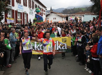 Los dos primeros relevistas por las calles de Urepele. (Bob EDME)