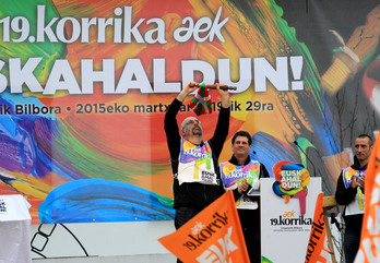 Urepeleko plazan bildutako milaka korrikalarik pasaia utzi diete AEKko erakasleei. © Bob EDME