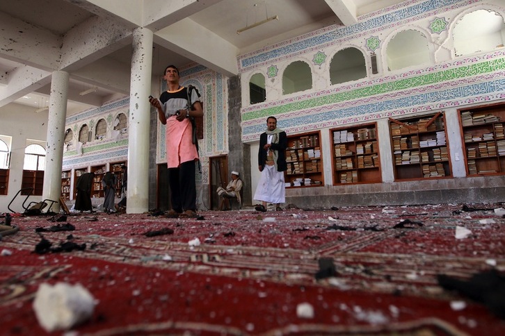 Imagen de la mezquita de Badr, tras la explosión en su interior. (Mohammed HUWAIS/AFP)
