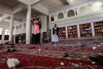 Imagen de la mezquita de Badr, tras la explosión en su interior. (Mohammed HUWAIS/AFP)