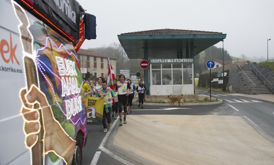 Korrika, Dantxarinean barrena. (Jagoba MANTEROLA/ARGAZKI PRESS) Korrika, Dantxarinean barrena. (Jagoba MANTEROLA/ARGAZKI PRESS)